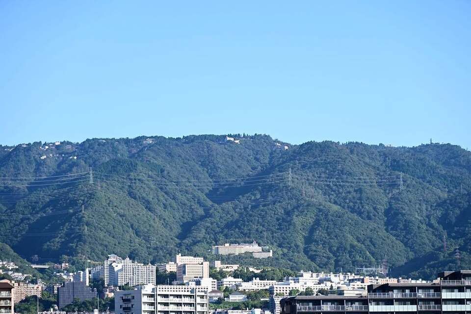 秋晴れの神戸：施設から望む山と海