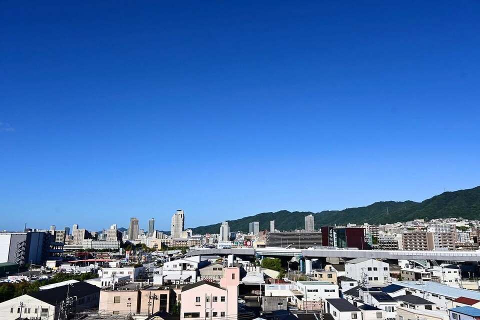 秋晴れの神戸：施設から望む山と海