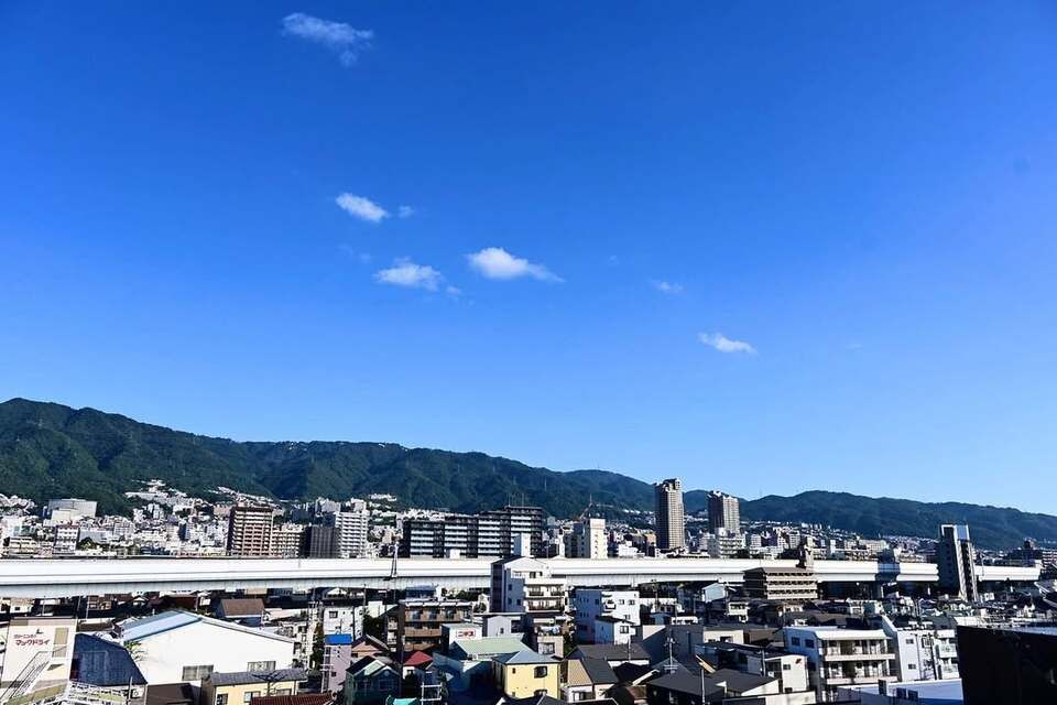 秋晴れの神戸：施設から望む山と海