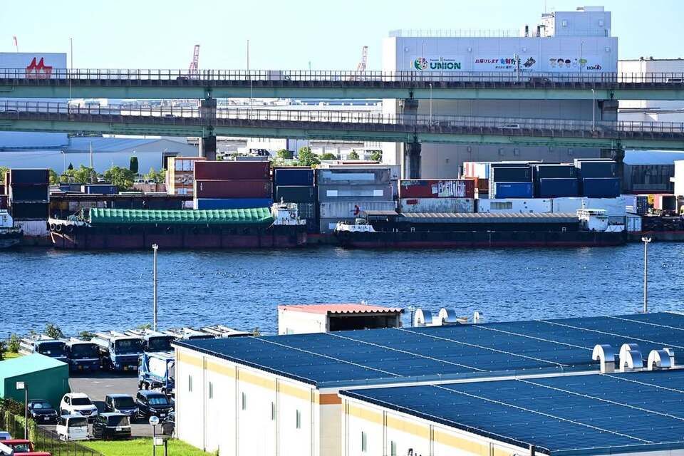 秋晴れの神戸：施設から望む山と海