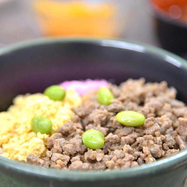 ブラウン色の配食トレー