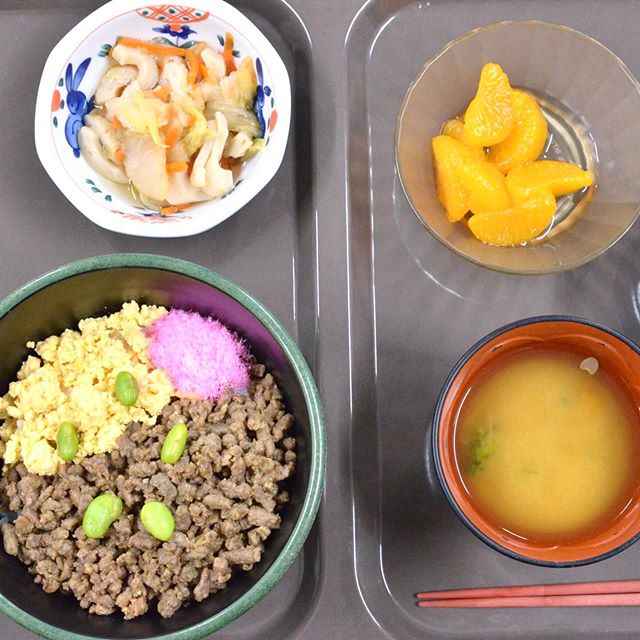 ブラウン色の配食トレー