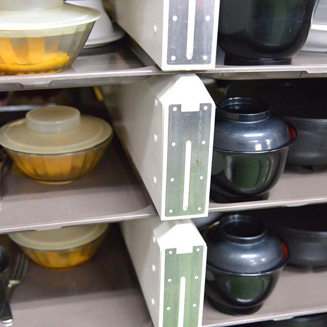 ブラウン色の配食トレー