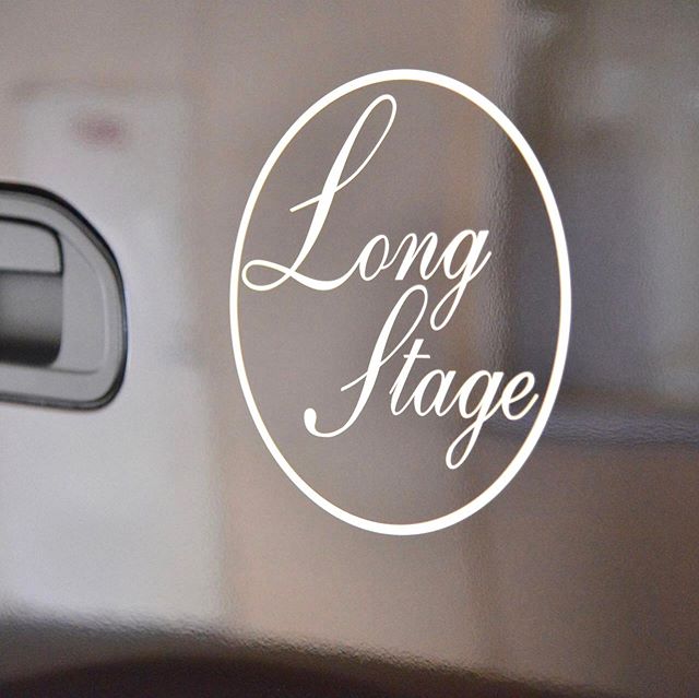 ブラウン色の配食トレー